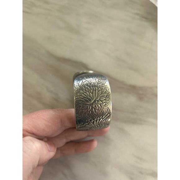 Salisbury Pewter Birth Month November Chrysanthemum Bangle Bracelet - Picture 3 of 10